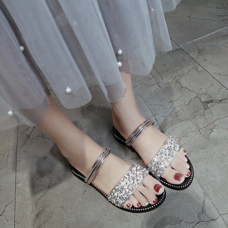 难怪现在的女生都不穿高跟鞋，眼光真好啊，相中这么时尚凉鞋