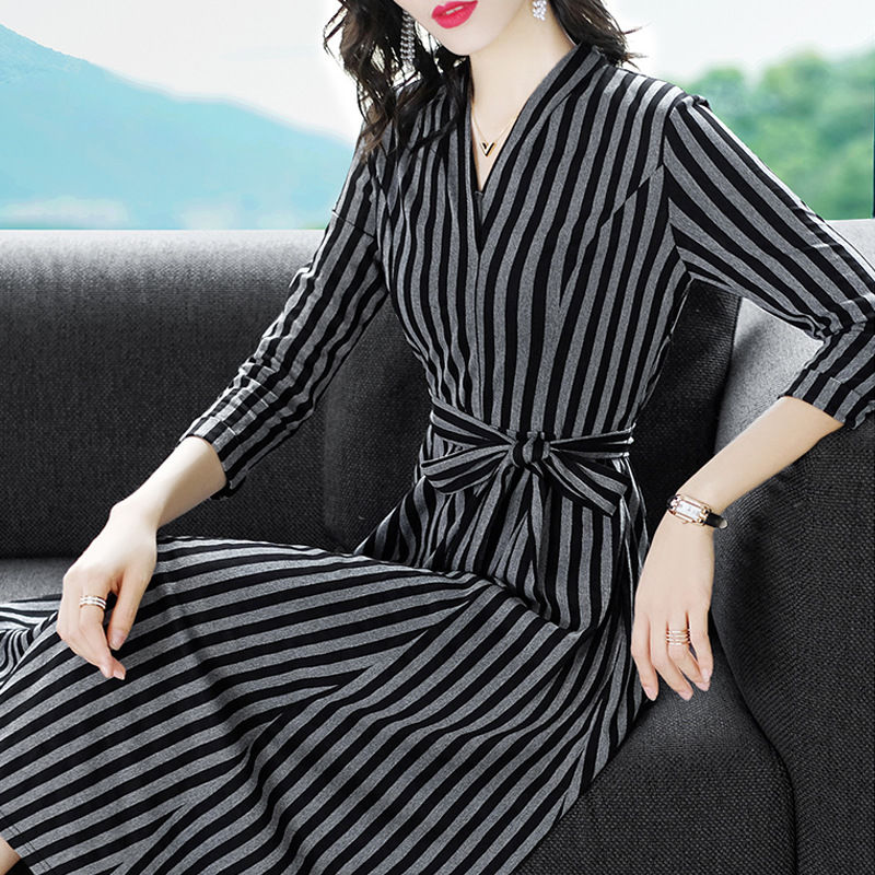 女人胖不等于丑，要会穿才美!刚刚上新的遮肉装，上身瘦到没朋友