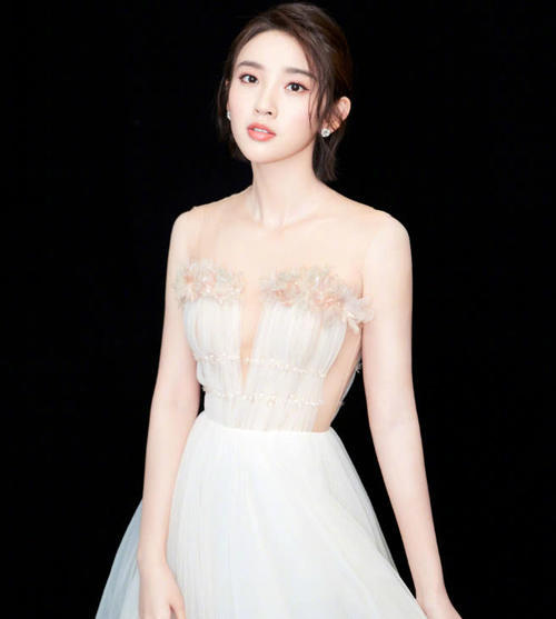 唐艺昕身穿薄纱礼服美炸天，褶皱胸口大秀事业线，网友：张若昀不