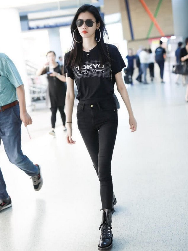 奚梦瑶把双腿塞进很窄的牛仔裤还能束衣服，网友:80斤有没有?