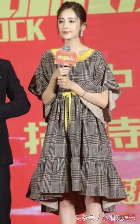 古力娜扎站姿真绝了!两腿间真实腿距吓到我了，确定只有26岁