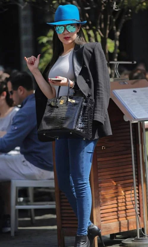 带孩子遛弯的妙龄小姐姐，还能拥有这前凸后翘的身材，把一旁作画