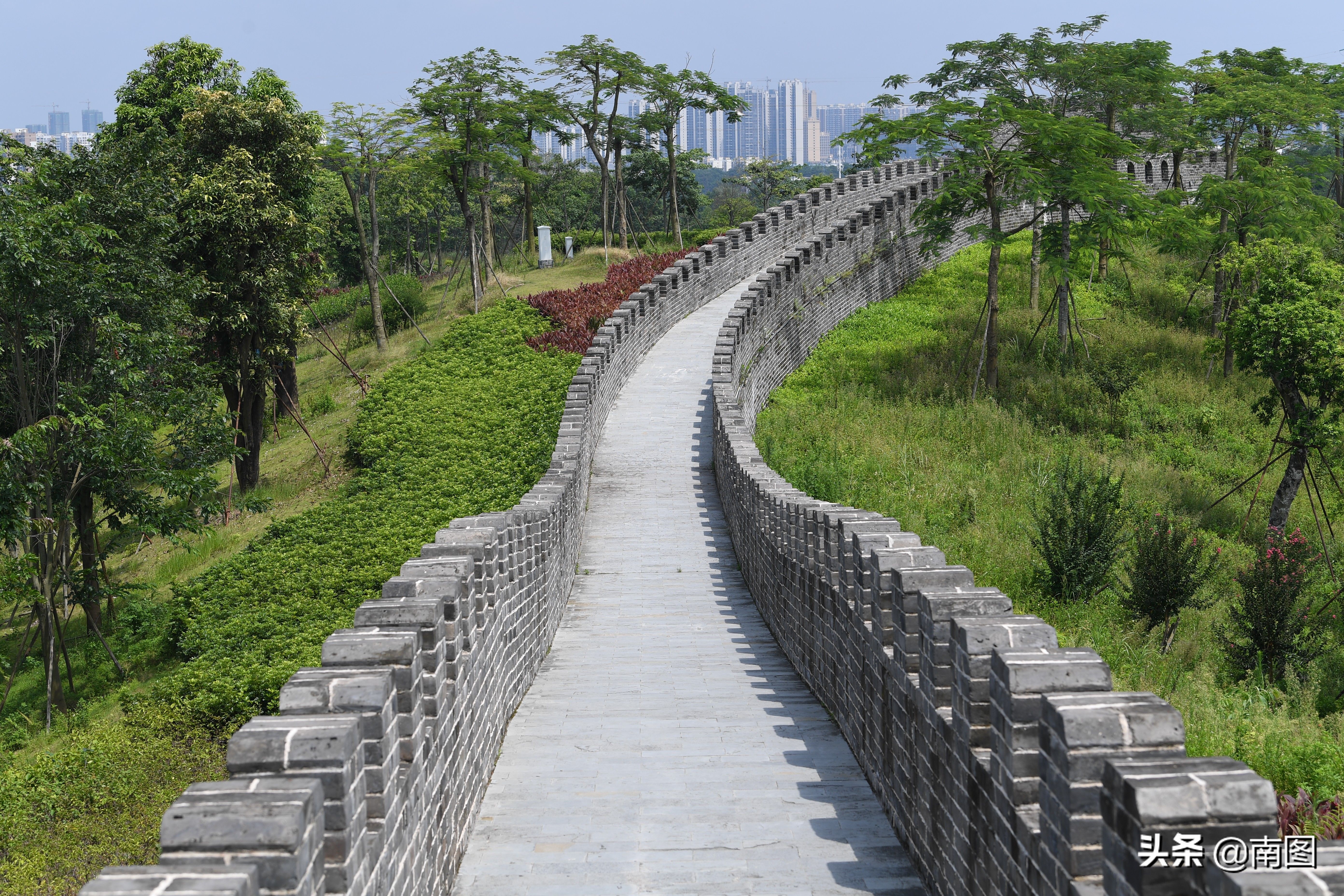 广西现140米山寨长城，钢筋混水泥体结构，青砖从山东定制