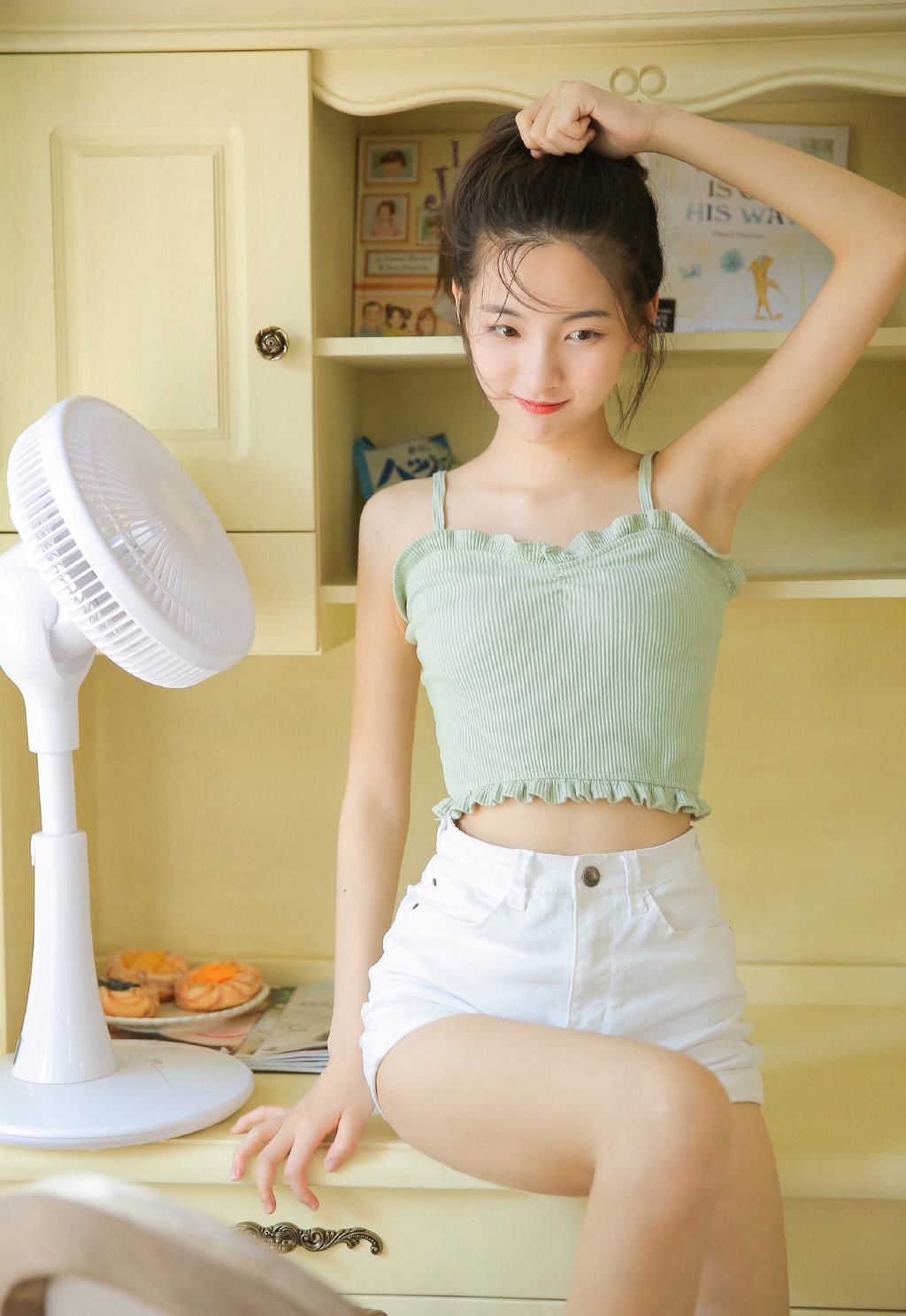 吊带长腿美女清新白嫩美女图片