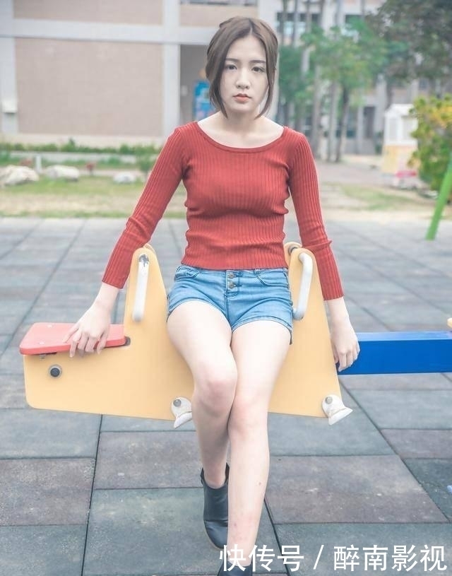 #短裙#街拍短裙小姐姐,腿长貌美,时尚又清凉