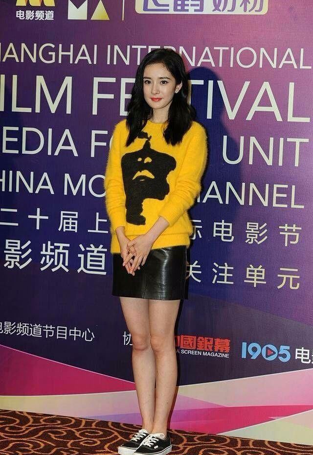 看到杨幂穿平底鞋我沉默了!差距太大!不知道是不是忘了修图?