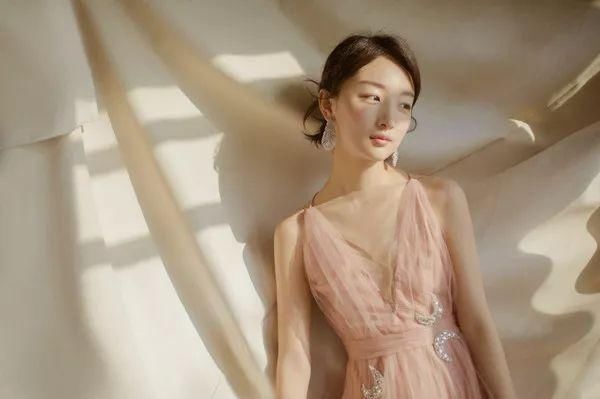 92年周冬雨跟00后易烊千玺宛如同龄人?!出道8年越来越嫩竟是因为.