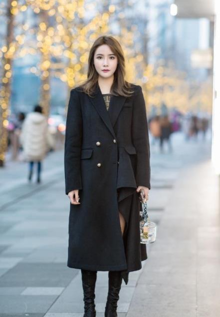  [美女]街拍：身材高挑的美女，黑色的吊带连体裤露出精致的锁骨美感