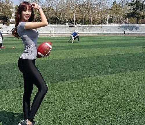 时尚有气质的紧身裤美女，更加靓丽出众！