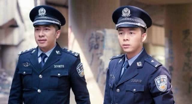 为何警察破门而入时，都会把手搭在前方队友肩上？看完可算明白了