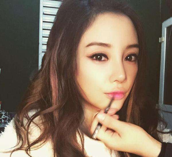 小姐姐给了男友一个熊抱，接下来一幕让人傻眼了!这妆是有多厚?