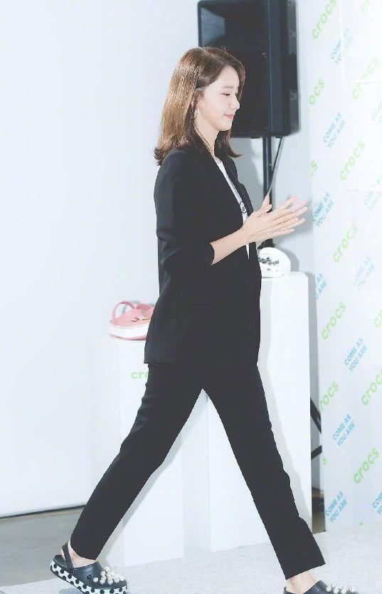 林允儿真是越来越大胆,用洞洞鞋配西装,也就你敢这样穿!