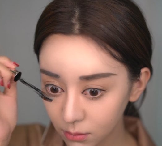  位小姐姐@小姐姐画“白凤九”仿妆，第一眼感觉在开玩笑，看到成品：帝君都分不清！