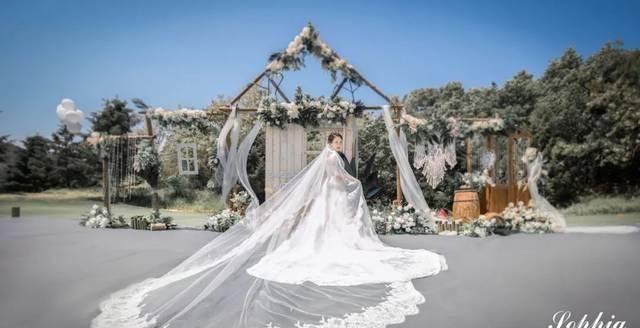  婚纱：婚礼当天婚纱礼服要选几套？答案在这儿！