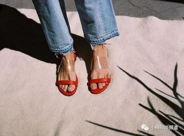 想散发女人味，就别再穿球鞋了！四款系带凉鞋，打造爆棚魅力