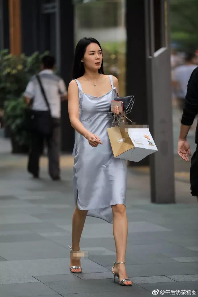 街拍：这样的真丝吊带裙，这个小姐姐一不小心就会走光