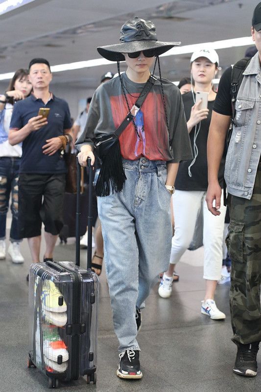 李宇春现身机场，2万多块的行李箱是透明的，网友：毫无隐私可言