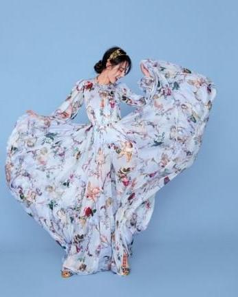 迪丽热巴花朵裙又来袭，第一张惊艳，看到第四张：饿了！