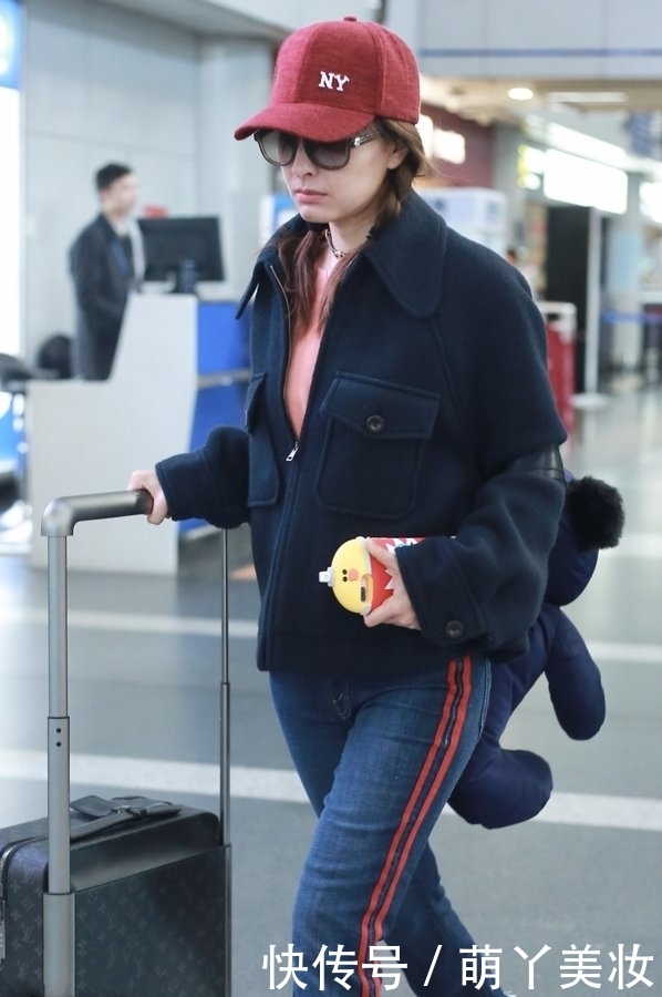 吴昕穿阔腿裤把裤头都给剪掉了，眼看都快挂不住了，网友：变瘦了