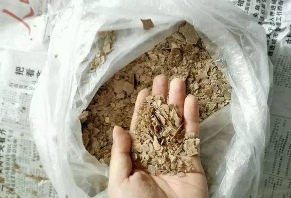  花生麸■节日期间，我们在家里做花肥，它充满了生育能力