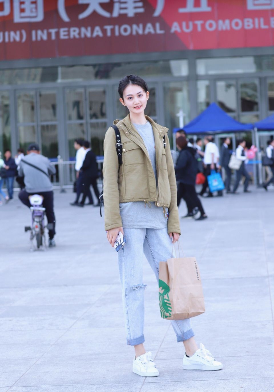 路人街拍，连衣裙撩起仙女范，这样的夏季搭配你喜欢吗?