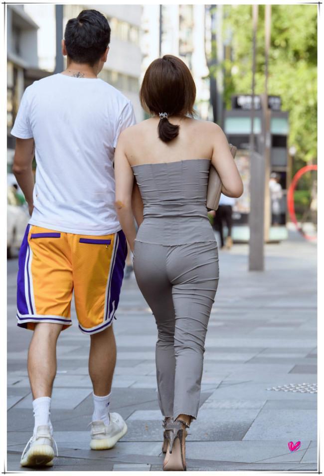 街拍：妹子为什么把紧身裤穿出褶皱，可能只有你旁边的帅哥知道