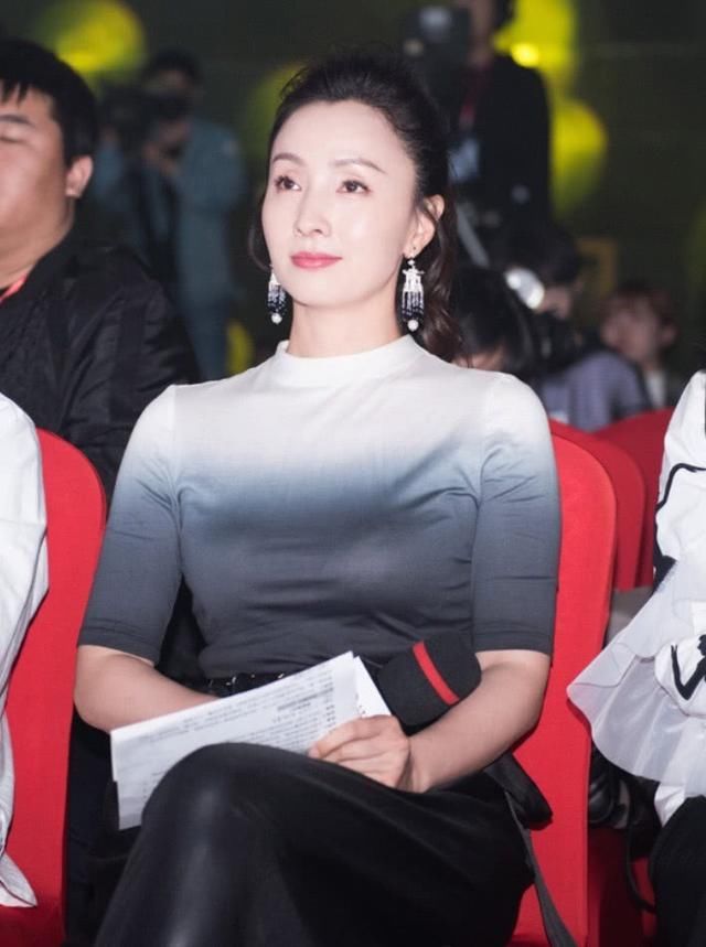 服了陶虹，一层黑纱搭配黑色皮裤有女人味，比关晓彤高级10倍！