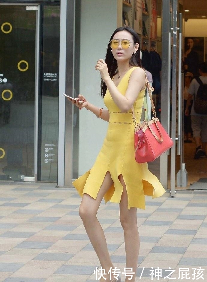 红色|街拍:美女一双红色的高跟鞋再配上红色的脚趾甲,给人一种非常强势的气场