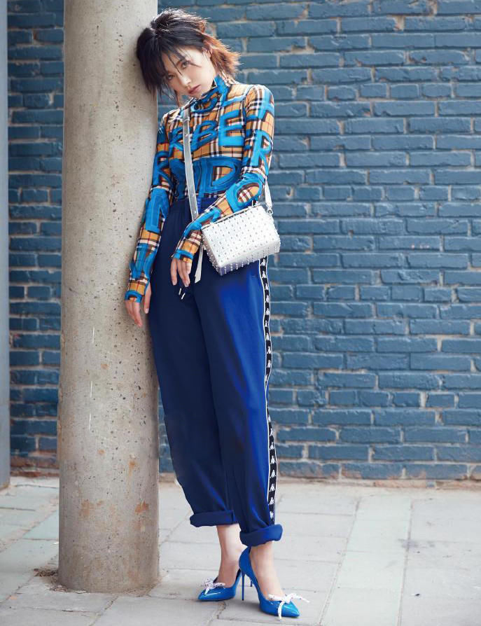 阚清子实力演绎身高不够鞋子来凑!这鞋跟比筷子还细，真的怕它断