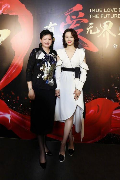 41岁的陈数身穿印花旗袍大秀好身材，古典优雅，这气质真不是盖的