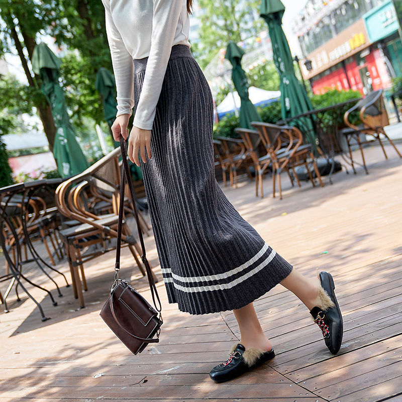 优雅俏皮的半身裙搭配短靴，尽显气质名媛范，想不美都难