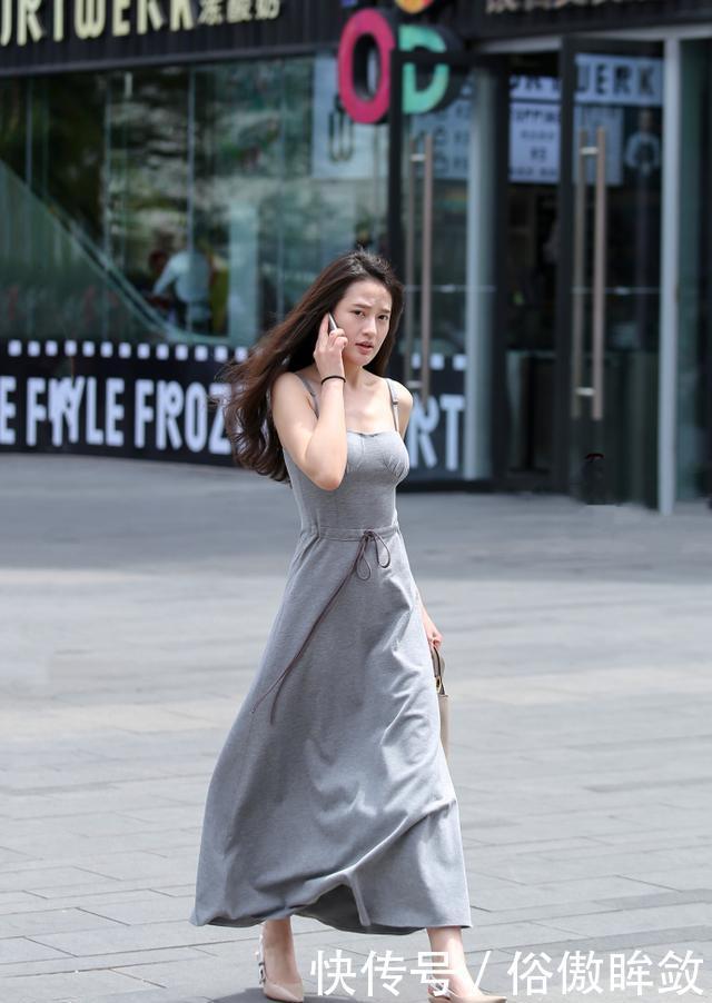  绸缎■街拍绸缎质感十足上衣，搭紧身牛仔裤，曲线玲珑呈现青春时尚