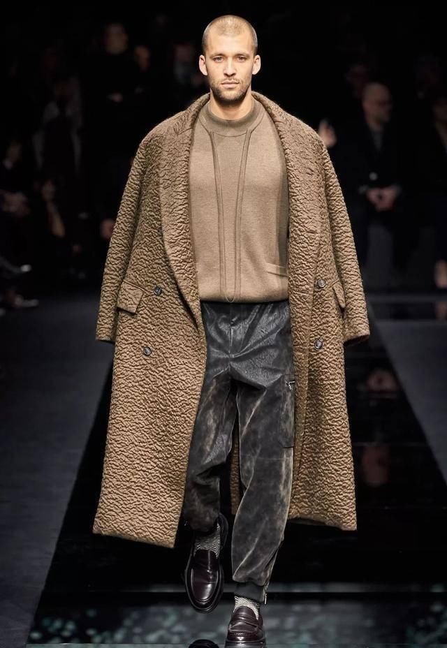  「延续」85岁的Armani先生，一直延续自己的风格，优雅简约的更加年轻化