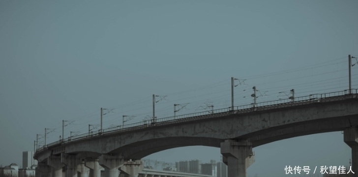 为何火车可以连夜开，高铁却深夜停运？乘务员道出真相