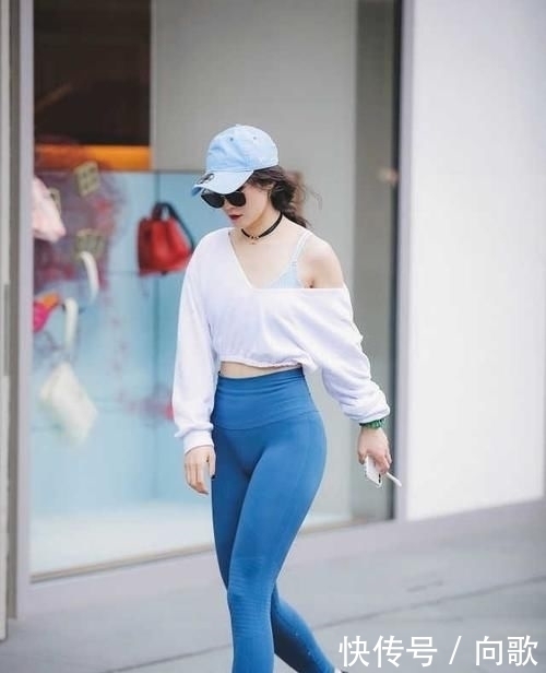 美女|打底裤的装扮动感有魅力,更显美女的苗条身姿