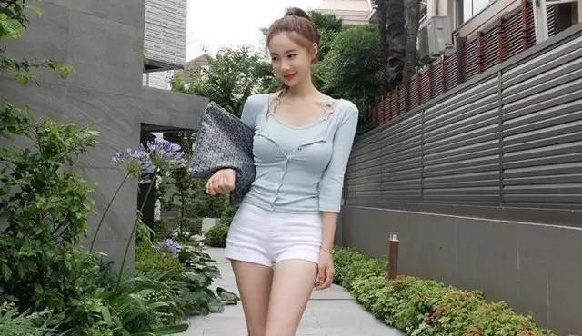 牛仔裤美女充满优雅范，让人禁不住看了好几遍！