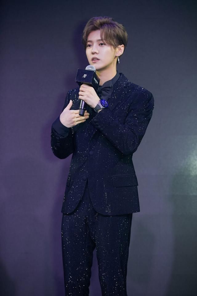 鹿晗不过是穿了套西装，颜值爆表帅到窒息，一举一动尽显王子风范