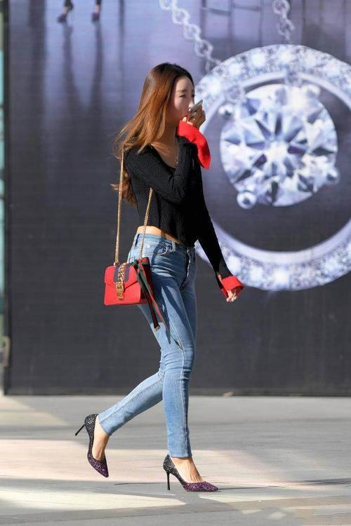 牛仔裤将腿部衬托的恰到好处，怎么搭配都是引人注意的焦点