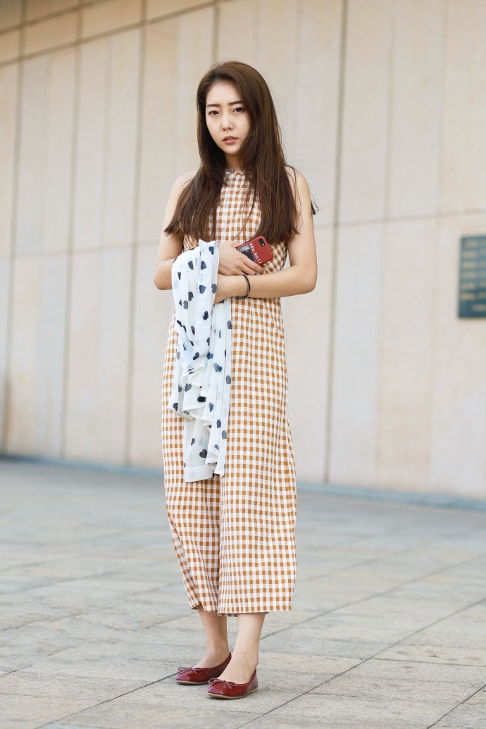 街拍美女，简单又大方的夏季穿衣搭配，随意又不失女神范！