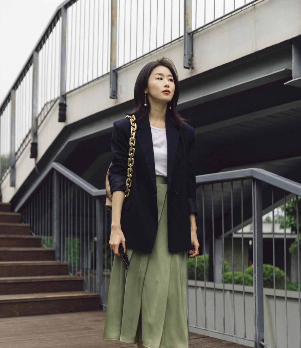  『会看起来』奔四女人“装嫩”穿搭,简约时尚又减龄,时髦精致又有女人味