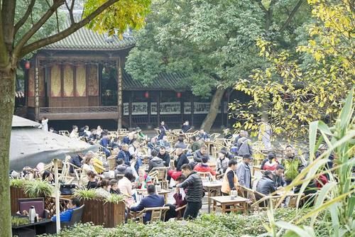 国庆重庆游客3859万人，明明比成都多1800万，为啥收入少100亿？