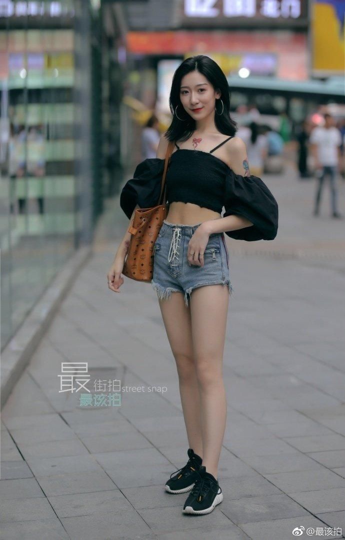 街拍:一字肩吊带莲蓬上衣很俏皮可爱，被甜甜的小姐姐美到了