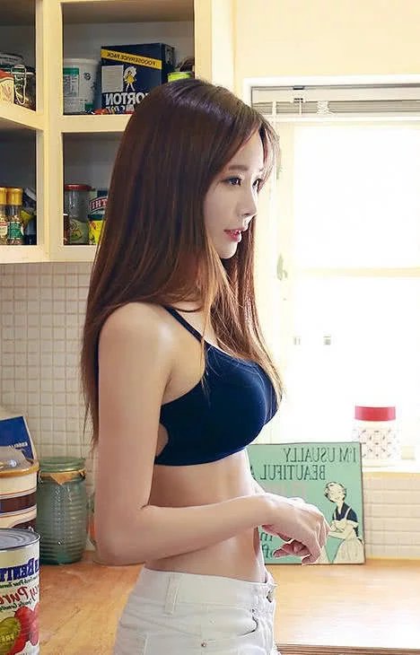 短裤搭配抹胸尽显玲珑有致的身材，纯纯的家庭美妇妩媚多情