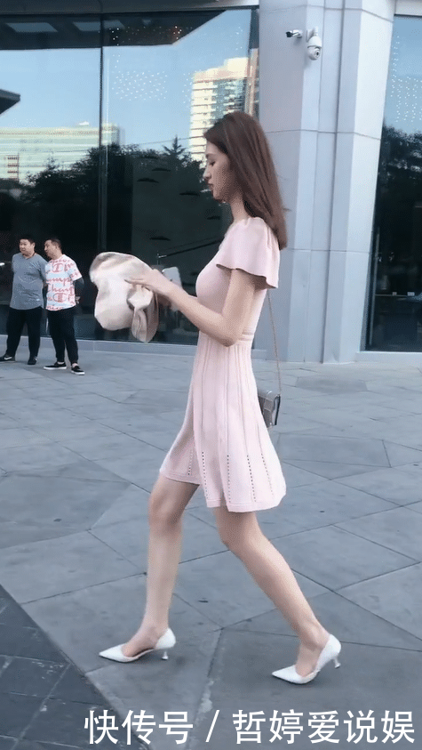  美女■美女一身小粉裙，秀发飘逸很是清新！