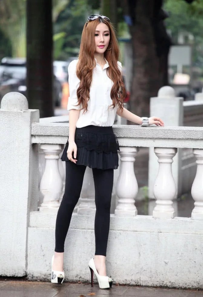 气质小姐姐短裙搭配黑色打底裤显高挑身材，瘦成纸片的身材诱惑力