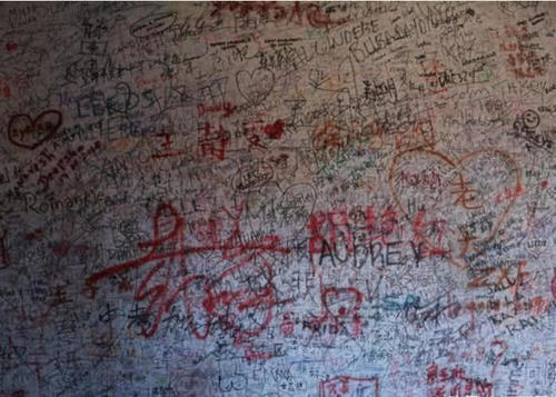 唯一一段允许涂鸦的长城，成为外国人涂鸦的天堂，亦是求婚的圣地