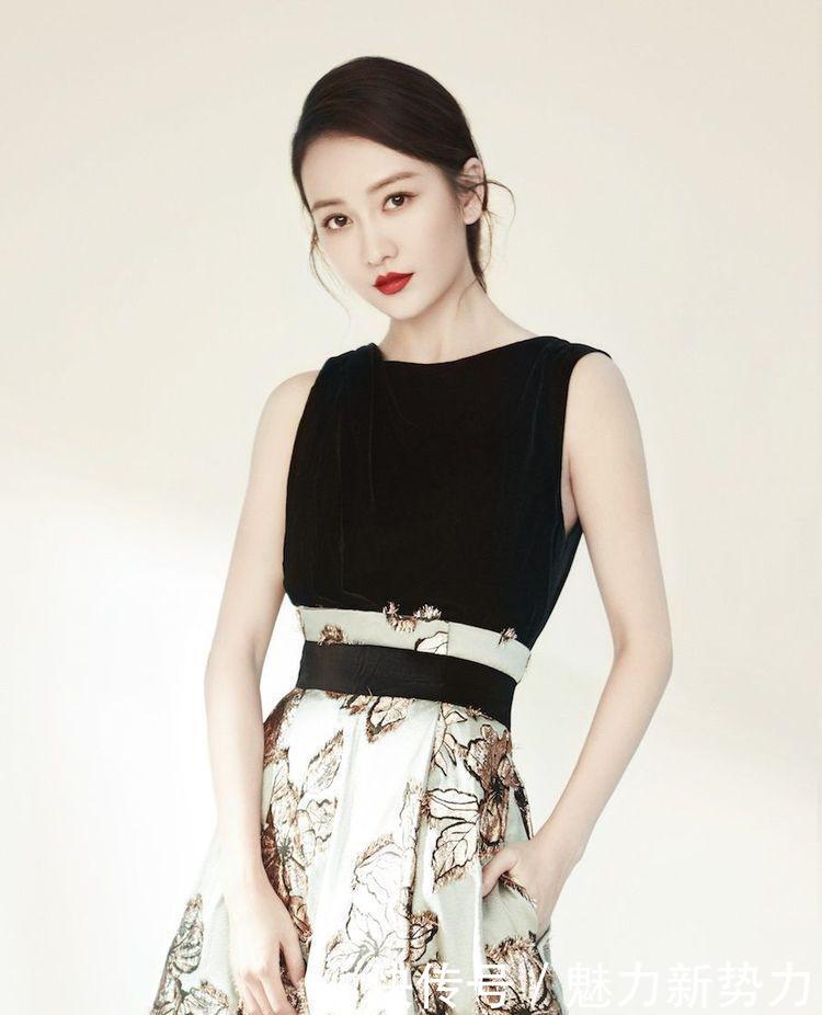 今日热门人物：王鸥｜王鸥这身造型，上半身像旗袍美丽动人