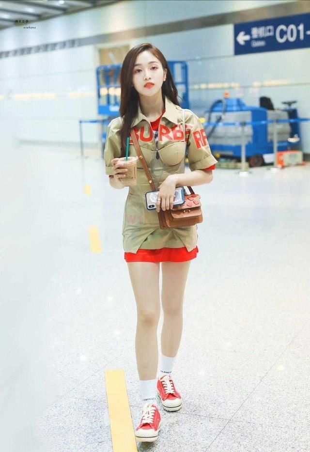  【凹凸】吴宣仪机场造型“火”了，穿一条拼色连衣裙秀美腿，身材凹凸有致