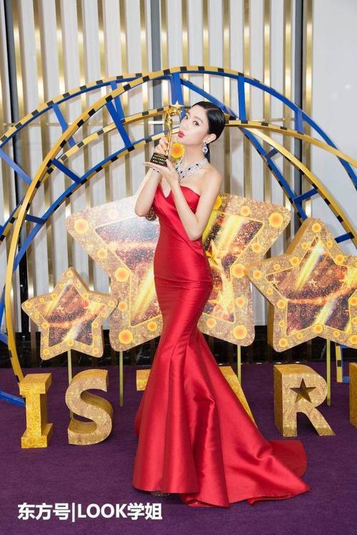 亚洲第一美真敢穿，深V装惊艳全场，网友：胸部以下全是腿