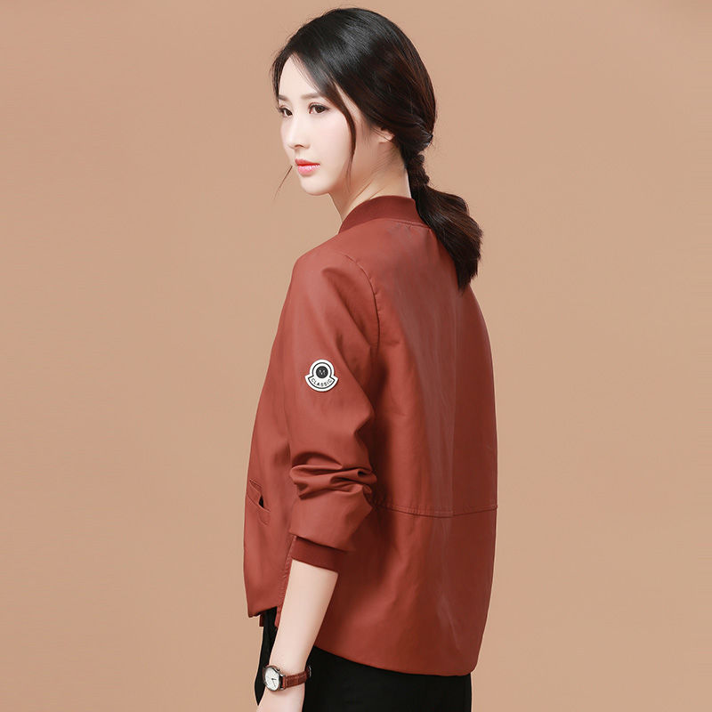 小个子小姨,穿着皮衣+短靴,没人信她1米4,人人夸高挑气质好